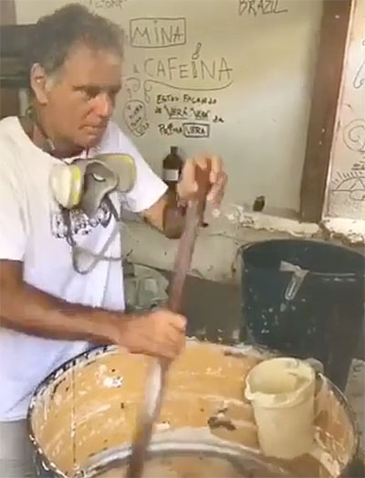 d33
