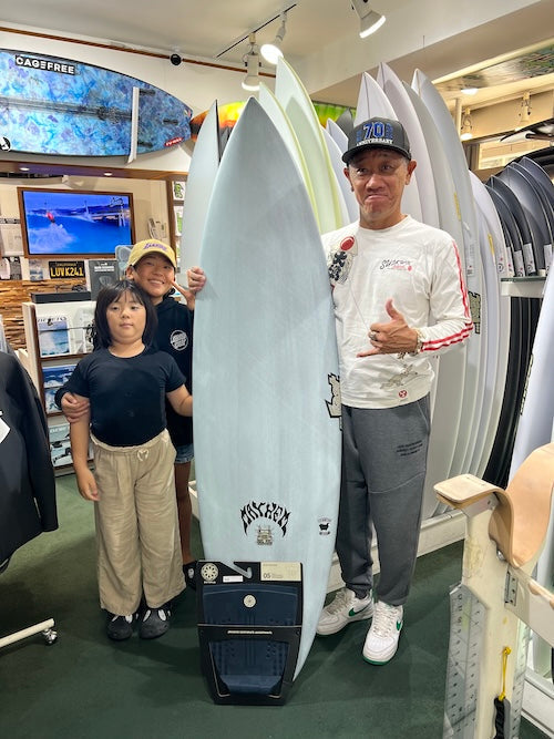 LOSTサーフボード社へ行ってこれから日本へ送られるボードの最終