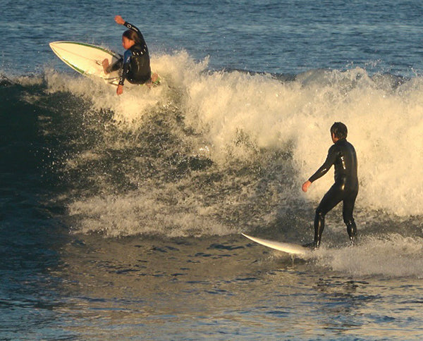 最近海で、レジンティントカラーの入っているサーフボードが流行って