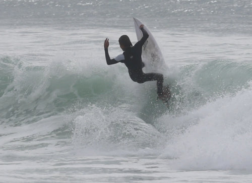 『フォーミュラワン』こと「F1」モデルに乗るジェイのサーフフォトをご覧ください。