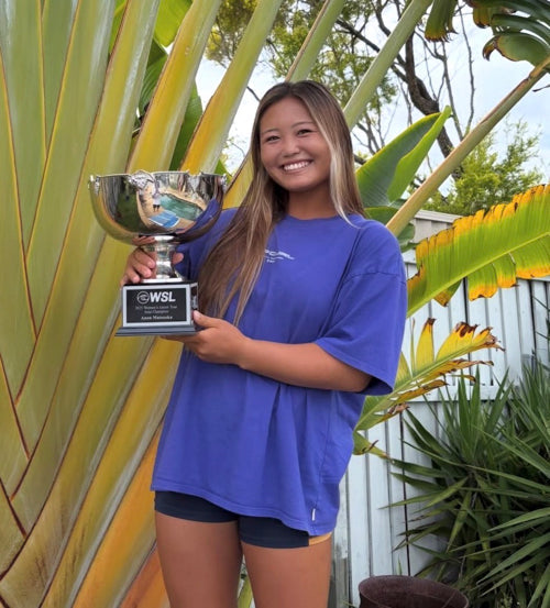 アノンがWSLアジアジュニアチャンピオンのトロフィーを受け取りました！