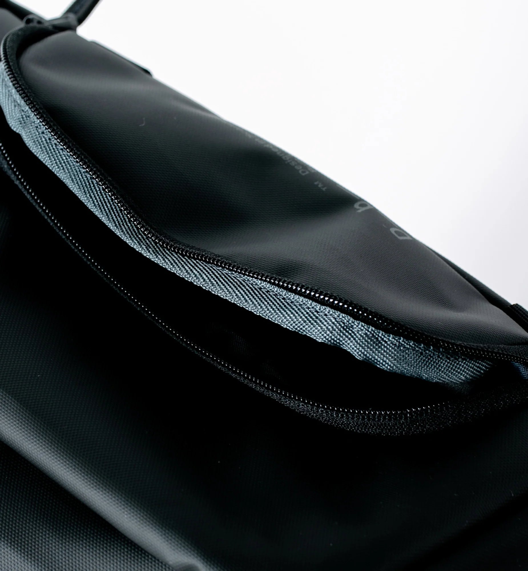 『Db』Hugger Roller Bag 40L / Black Out