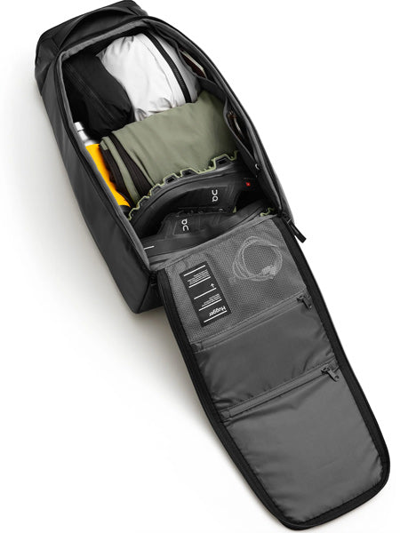 Hugger Backpack 30L / Black Out