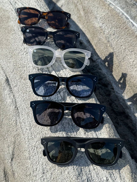 [LOW TIDE] / Gloss Black-Smoke Gray