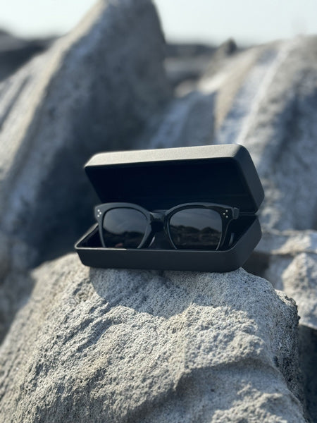 [LOW TIDE] / Gloss Black-Smoke Gray
