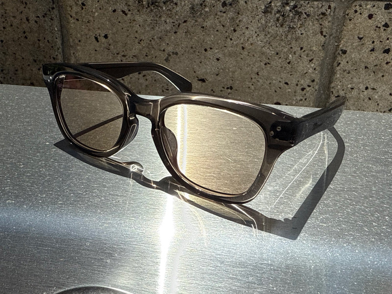 [LOW TIDE] Photochromic Lenses Clear Black / Chamois Brown